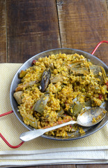 Paella de verduras y marisco