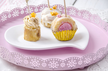 Pastelitos surtidos de bizcocho y crema