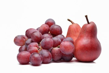 Grappolo d'uva e pere su sfondo bianco
