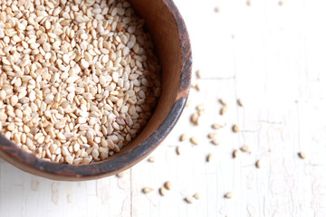 Sesamkörner in Holzschale
