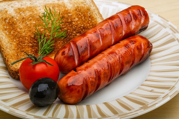 Grilled sausages with toast