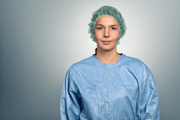 Weibliche Ärztin oder Krankenschwester in OP-Bekleidung