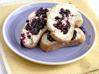 Tostadas con mantequilla y mermelada de arandanos