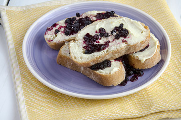 Tostadas con mantequilla y mermelada de arandanos