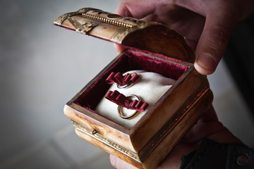 Fedi nuziali in cofanetto in legno e raso rosso