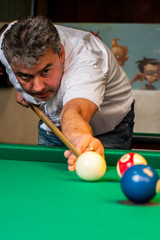 Konzentration am Billardtisch