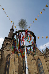 Ein geschmückter Maibaum