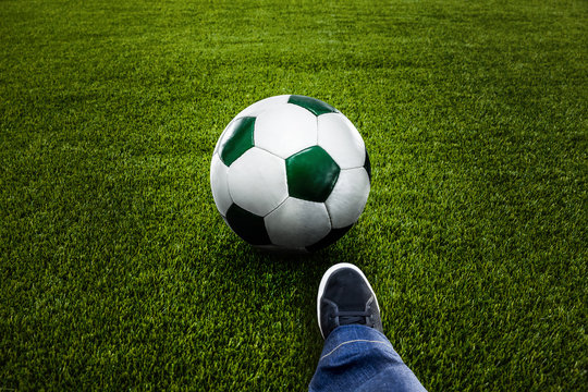 Fußball auf Rasen mit fuß