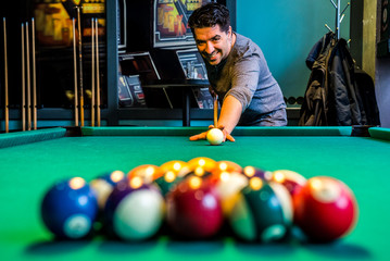 Billardspieler beim Poolbillard freut sich auf ein Break