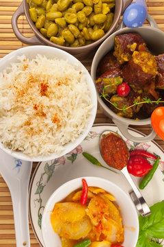  repas cr&eacute;ole, riz, f&egrave;ves, rougail saucisses, piments, achards 