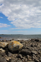 Fototapeta na wymiar Schwedische Ostsee Steine, Wasser und Himmel
