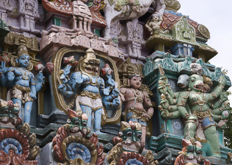 Obraz premium Vishnu and Hanuman statue on Gopuram.