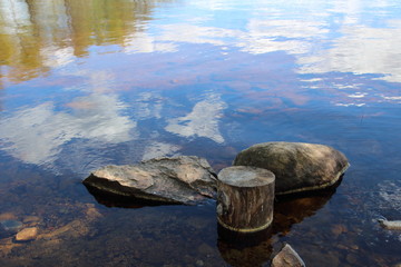 Holz, Steine und Reflexion