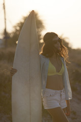 Fototapeta na wymiar Chica con tabla de surf