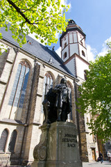 Fototapeta na wymiar Thomaskirche mit Johann Sebastian Bach Denkmal