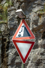 Verkehrszeichen Steinschlag und Vorfahrt gewähren!