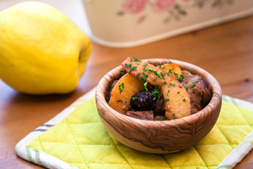 Meat stew with quinces