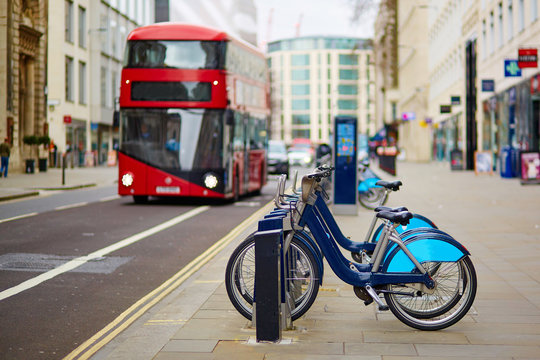 Fototapeta Row of bicycles for rent in London, UK