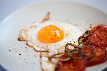 Fried eggs with tomato