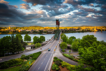 Fototapeta premium Evening view of the Williamette River and Hawthorne Bridge, in P
