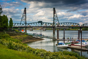 View of the Hawthorne Bridge and boats in the Williamette River,