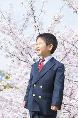 桜と笑顔の子供