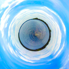 See mit blauem Himmel und Sonnenschein als mini-Welt