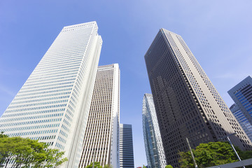 新宿高層ビル群　快晴青空　新緑