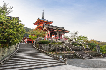 京都　清水寺　西門と三重塔