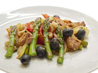 tuna with asparagus & mediterranean vegetables