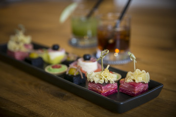 Tablett mit Catering / Canapé & Long Drinks