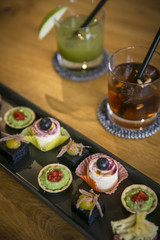 Tablett mit Catering / Canapé & Long Drinks