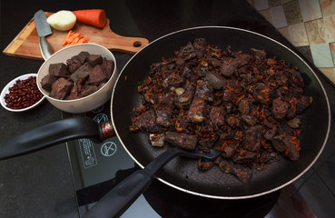 Pork liver stewed with onions and carrot and red beans