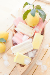 Verschiedene bunte Eis am Stiel