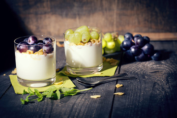 Magerjoghurt mit Trauben und Cornflakes