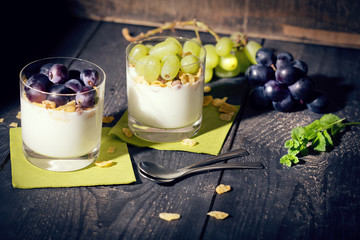 Magerjoghurt mit Cornflakes und Weintrauben