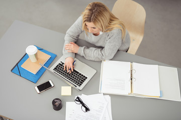 frau arbeitet an modernem arbeitsplatz