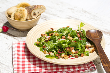 Feldsalat mit Speckwürfel, Croutons und Radieschen, Studio