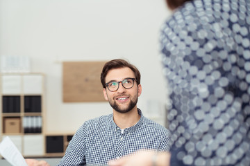 freundliche mitarbeiter im büro