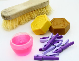 lessive,savon,brosse et épingles à linge,