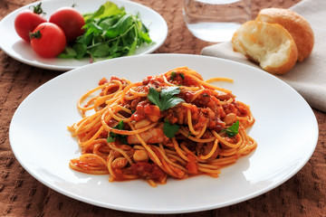 spaghetti tomatosauce with chicken  ragu