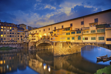 Florence. Afbeelding van de Ponte Vecchio in Florence, Italië in de schemering.