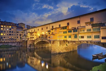Fotobehang Ponte Vecchio Florence. Afbeelding van de Ponte Vecchio in Florence, Italië in de schemering.