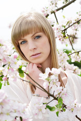 Fototapeta premium blonde Frau inmitten von zarte Blüten