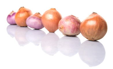Peeled Indian red onions and Dutch yellow onions