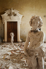 Statue in palazzo abbandonato