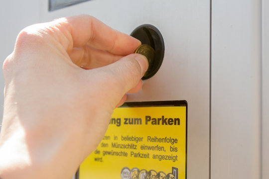 Parkscheinautomat f&uuml;r kostenpflichtige Parkpl&auml;tze