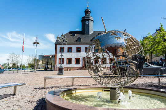 Alte Rathaus Meerane mit Erdkugel