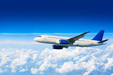 Fototapeta premium Duży samolot odrzutowy nad chmurami.