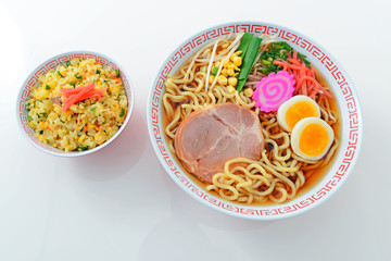 美味しそうなラーメンとチャーハン